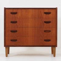 デンマークのP.Westergaards Mobelfabrikによる4段チェストは、チーク材とビーチ材のコントラストが美しい北欧ビンテージ家具です。丸みを帯びた取手と柔らかな木目が温もりを感じさせ、シンプルながらも洗練された佇まいが魅力の一台。引き出しは滑らかに開閉でき、衣類や雑貨の収納にも適しており、寝室やリビング、玄関など多様な空間で活躍します。脚部には明るい色合いのビーチ材が用いられ、軽やかな印象を添えるとともに、ビンテージらしい素材の経年変化もお楽しみいただけます。実用性とデザイン性を兼ね備えた希少なチェストです。