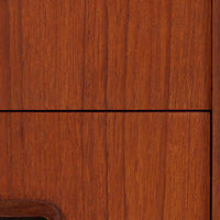 デンマークのP.Westergaards Mobelfabrikによる4段チェストは、チーク材とビーチ材のコントラストが美しい北欧ビンテージ家具です。丸みを帯びた取手と柔らかな木目が温もりを感じさせ、シンプルながらも洗練された佇まいが魅力の一台。引き出しは滑らかに開閉でき、衣類や雑貨の収納にも適しており、寝室やリビング、玄関など多様な空間で活躍します。脚部には明るい色合いのビーチ材が用いられ、軽やかな印象を添えるとともに、ビンテージらしい素材の経年変化もお楽しみいただけます。実用性とデザイン性を兼ね備えた希少なチェストです。