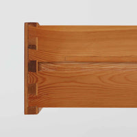 デンマークのP.Westergaards Mobelfabrikによる4段チェストは、チーク材とビーチ材のコントラストが美しい北欧ビンテージ家具です。丸みを帯びた取手と柔らかな木目が温もりを感じさせ、シンプルながらも洗練された佇まいが魅力の一台。引き出しは滑らかに開閉でき、衣類や雑貨の収納にも適しており、寝室やリビング、玄関など多様な空間で活躍します。脚部には明るい色合いのビーチ材が用いられ、軽やかな印象を添えるとともに、ビンテージらしい素材の経年変化もお楽しみいただけます。実用性とデザイン性を兼ね備えた希少なチェストです。