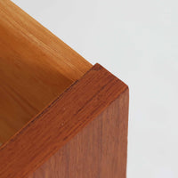 デンマークのP.Westergaards Mobelfabrikによる4段チェストは、チーク材とビーチ材のコントラストが美しい北欧ビンテージ家具です。丸みを帯びた取手と柔らかな木目が温もりを感じさせ、シンプルながらも洗練された佇まいが魅力の一台。引き出しは滑らかに開閉でき、衣類や雑貨の収納にも適しており、寝室やリビング、玄関など多様な空間で活躍します。脚部には明るい色合いのビーチ材が用いられ、軽やかな印象を添えるとともに、ビンテージらしい素材の経年変化もお楽しみいただけます。実用性とデザイン性を兼ね備えた希少なチェストです。