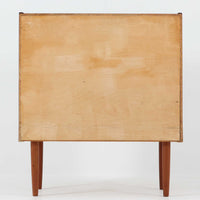 チーク材の温もりある木肌が魅力の4段チェストは、北欧ビンテージならではの上品な佇まいを持ち、幅70cmと場所を取らずに収納力を確保できる実用的な一台です。丸みを帯びた引き出し取手や先細りの脚部など、細部まで丁寧に仕上げられており、寝室やリビング、玄関まわりにも自然と馴染むデザインです。