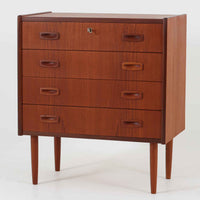 チーク材の温もりある木肌が魅力の4段チェストは、北欧ビンテージならではの上品な佇まいを持ち、幅70cmと場所を取らずに収納力を確保できる実用的な一台です。丸みを帯びた引き出し取手や先細りの脚部など、細部まで丁寧に仕上げられており、寝室やリビング、玄関まわりにも自然と馴染むデザインです。