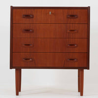 チーク材の温もりある木肌が魅力の4段チェストは、北欧ビンテージならではの上品な佇まいを持ち、幅70cmと場所を取らずに収納力を確保できる実用的な一台です。丸みを帯びた引き出し取手や先細りの脚部など、細部まで丁寧に仕上げられており、寝室やリビング、玄関まわりにも自然と馴染むデザインです。