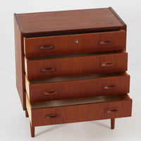 チーク材の温もりある木肌が魅力の4段チェストは、北欧ビンテージならではの上品な佇まいを持ち、幅70cmと場所を取らずに収納力を確保できる実用的な一台です。丸みを帯びた引き出し取手や先細りの脚部など、細部まで丁寧に仕上げられており、寝室やリビング、玄関まわりにも自然と馴染むデザインです。