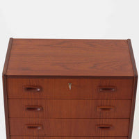 チーク材の温もりある木肌が魅力の4段チェストは、北欧ビンテージならではの上品な佇まいを持ち、幅70cmと場所を取らずに収納力を確保できる実用的な一台です。丸みを帯びた引き出し取手や先細りの脚部など、細部まで丁寧に仕上げられており、寝室やリビング、玄関まわりにも自然と馴染むデザインです。