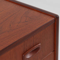 チーク材の温もりある木肌が魅力の4段チェストは、北欧ビンテージならではの上品な佇まいを持ち、幅70cmと場所を取らずに収納力を確保できる実用的な一台です。丸みを帯びた引き出し取手や先細りの脚部など、細部まで丁寧に仕上げられており、寝室やリビング、玄関まわりにも自然と馴染むデザインです。