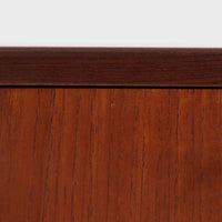 チーク材の温もりある木肌が魅力の4段チェストは、北欧ビンテージならではの上品な佇まいを持ち、幅70cmと場所を取らずに収納力を確保できる実用的な一台です。丸みを帯びた引き出し取手や先細りの脚部など、細部まで丁寧に仕上げられており、寝室やリビング、玄関まわりにも自然と馴染むデザインです。