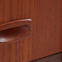 チーク材の温もりある木肌が魅力の4段チェストは、北欧ビンテージならではの上品な佇まいを持ち、幅70cmと場所を取らずに収納力を確保できる実用的な一台です。丸みを帯びた引き出し取手や先細りの脚部など、細部まで丁寧に仕上げられており、寝室やリビング、玄関まわりにも自然と馴染むデザインです。