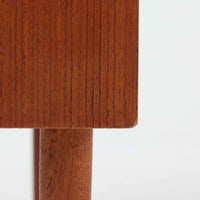 チーク材の温もりある木肌が魅力の4段チェストは、北欧ビンテージならではの上品な佇まいを持ち、幅70cmと場所を取らずに収納力を確保できる実用的な一台です。丸みを帯びた引き出し取手や先細りの脚部など、細部まで丁寧に仕上げられており、寝室やリビング、玄関まわりにも自然と馴染むデザインです。