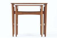 このネストテーブルは、デンマークの名門メーカーAndreas Tuckから、デザイナーはハンス・J・ウェグナーが手掛けた一品です。素材にはオーク無垢材が使用された「AT40」です。通常は3点セットですが、こちらは中テーブルが欠品しており、大と小の2点セットとなります。