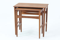 このネストテーブルは、デンマークの名門メーカーAndreas Tuckから、デザイナーはハンス・J・ウェグナーが手掛けた一品です。素材にはオーク無垢材が使用された「AT40」です。通常は3点セットですが、こちらは中テーブルが欠品しており、大と小の2点セットとなります。