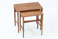 このネストテーブルは、デンマークの名門メーカーAndreas Tuckから、デザイナーはハンス・J・ウェグナーが手掛けた一品です。素材にはオーク無垢材が使用された「AT40」です。通常は3点セットですが、こちらは中テーブルが欠品しており、大と小の2点セットとなります。