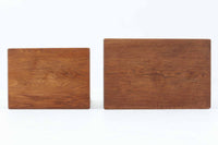 このネストテーブルは、デンマークの名門メーカーAndreas Tuckから、デザイナーはハンス・J・ウェグナーが手掛けた一品です。素材にはオーク無垢材が使用された「AT40」です。通常は3点セットですが、こちらは中テーブルが欠品しており、大と小の2点セットとなります。