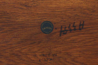 このネストテーブルは、デンマークの名門メーカーAndreas Tuckから、デザイナーはハンス・J・ウェグナーが手掛けた一品です。素材にはオーク無垢材が使用された「AT40」です。通常は3点セットですが、こちらは中テーブルが欠品しており、大と小の2点セットとなります。