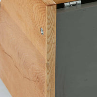 Hans J. WegnerがGetamaのためにデザインしたGE258デイベッド。オーク材の明るく上品な木肌と角脚の端正なフォルムが美しく、直線を基調としたミニマルな構造にウェグナーらしい機能美が息づいています。背もたれを倒すことでベッドとしても使用できる実用的な設計で、リビングでは洗練されたソファ、書斎やゲストルームでは簡易ベッドとしても活躍。経年により深まったオークの味わいとGetamaならではの堅牢なつくりが、北欧ビンテージらしい存在感と希少性を高める一台です。