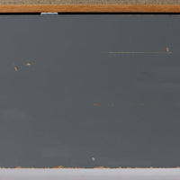 Hans J. WegnerがGetamaのためにデザインしたGE258デイベッド。オーク材の明るく上品な木肌と角脚の端正なフォルムが美しく、直線を基調としたミニマルな構造にウェグナーらしい機能美が息づいています。背もたれを倒すことでベッドとしても使用できる実用的な設計で、リビングでは洗練されたソファ、書斎やゲストルームでは簡易ベッドとしても活躍。経年により深まったオークの味わいとGetamaならではの堅牢なつくりが、北欧ビンテージらしい存在感と希少性を高める一台です。