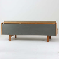 Hans J. WegnerがGetamaのためにデザインしたGE258デイベッド。オーク材の明るく上品な木肌と角脚の端正なフォルムが美しく、直線を基調としたミニマルな構造にウェグナーらしい機能美が息づいています。背もたれを倒すことでベッドとしても使用できる実用的な設計で、リビングでは洗練されたソファ、書斎やゲストルームでは簡易ベッドとしても活躍。経年により深まったオークの味わいとGetamaならではの堅牢なつくりが、北欧ビンテージらしい存在感と希少性を高める一台です。