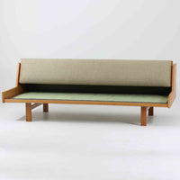 Hans J. WegnerがGetamaのためにデザインしたGE258デイベッド。オーク材の明るく上品な木肌と角脚の端正なフォルムが美しく、直線を基調としたミニマルな構造にウェグナーらしい機能美が息づいています。背もたれを倒すことでベッドとしても使用できる実用的な設計で、リビングでは洗練されたソファ、書斎やゲストルームでは簡易ベッドとしても活躍。経年により深まったオークの味わいとGetamaならではの堅牢なつくりが、北欧ビンテージらしい存在感と希少性を高める一台です。