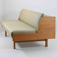 Hans J. WegnerがGetamaのためにデザインしたGE258デイベッド。オーク材の明るく上品な木肌と角脚の端正なフォルムが美しく、直線を基調としたミニマルな構造にウェグナーらしい機能美が息づいています。背もたれを倒すことでベッドとしても使用できる実用的な設計で、リビングでは洗練されたソファ、書斎やゲストルームでは簡易ベッドとしても活躍。経年により深まったオークの味わいとGetamaならではの堅牢なつくりが、北欧ビンテージらしい存在感と希少性を高める一台です。