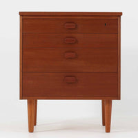 スウェーデンのUlferts社による4段チェストは、希少なチーク材を用いた温もりある質感と、実用性を兼ね備えた北欧ビンテージらしい一台です。引き出しには上段に仕切りが付き、小物類の整理に便利で、丸みを帯びた把手や先細りの脚部が、シンプルな中にも柔らかい印象を与えます。幅61cmのコンパクトなサイズ感で、寝室やリビング、玄関周りにも取り入れやすく、収納力と美しさを兼ね備えた実用的な収納家具です。