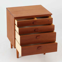 スウェーデンのUlferts社による4段チェストは、希少なチーク材を用いた温もりある質感と、実用性を兼ね備えた北欧ビンテージらしい一台です。引き出しには上段に仕切りが付き、小物類の整理に便利で、丸みを帯びた把手や先細りの脚部が、シンプルな中にも柔らかい印象を与えます。幅61cmのコンパクトなサイズ感で、寝室やリビング、玄関周りにも取り入れやすく、収納力と美しさを兼ね備えた実用的な収納家具です。