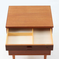 スウェーデンのUlferts社による4段チェストは、希少なチーク材を用いた温もりある質感と、実用性を兼ね備えた北欧ビンテージらしい一台です。引き出しには上段に仕切りが付き、小物類の整理に便利で、丸みを帯びた把手や先細りの脚部が、シンプルな中にも柔らかい印象を与えます。幅61cmのコンパクトなサイズ感で、寝室やリビング、玄関周りにも取り入れやすく、収納力と美しさを兼ね備えた実用的な収納家具です。