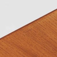 スウェーデンのUlferts社による4段チェストは、希少なチーク材を用いた温もりある質感と、実用性を兼ね備えた北欧ビンテージらしい一台です。引き出しには上段に仕切りが付き、小物類の整理に便利で、丸みを帯びた把手や先細りの脚部が、シンプルな中にも柔らかい印象を与えます。幅61cmのコンパクトなサイズ感で、寝室やリビング、玄関周りにも取り入れやすく、収納力と美しさを兼ね備えた実用的な収納家具です。