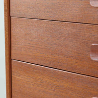 スウェーデンのUlferts社による4段チェストは、希少なチーク材を用いた温もりある質感と、実用性を兼ね備えた北欧ビンテージらしい一台です。引き出しには上段に仕切りが付き、小物類の整理に便利で、丸みを帯びた把手や先細りの脚部が、シンプルな中にも柔らかい印象を与えます。幅61cmのコンパクトなサイズ感で、寝室やリビング、玄関周りにも取り入れやすく、収納力と美しさを兼ね備えた実用的な収納家具です。