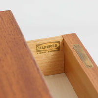 スウェーデンのUlferts社による4段チェストは、希少なチーク材を用いた温もりある質感と、実用性を兼ね備えた北欧ビンテージらしい一台です。引き出しには上段に仕切りが付き、小物類の整理に便利で、丸みを帯びた把手や先細りの脚部が、シンプルな中にも柔らかい印象を与えます。幅61cmのコンパクトなサイズ感で、寝室やリビング、玄関周りにも取り入れやすく、収納力と美しさを兼ね備えた実用的な収納家具です。