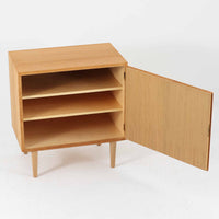 Poul Hundevadがデザインし、Hundevad & Co社から製造されたこちらのキャビネットは、上質なオーク材を用いた小ぶりな北欧ビンテージ品で、すっきりとした面構えと繊細な脚部が印象的な一台です。鍵付きの開き戸を備え、内部には棚板が設けられており、収納家具としての実用性に加え、空間にナチュラルで落ち着いた佇まいをもたらします。なお、脚部は後年に交換されている可能性がありますが、全体の雰囲気を損なわない自然な仕上がりです。