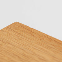 Poul Hundevadがデザインし、Hundevad & Co社から製造されたこちらのキャビネットは、上質なオーク材を用いた小ぶりな北欧ビンテージ品で、すっきりとした面構えと繊細な脚部が印象的な一台です。鍵付きの開き戸を備え、内部には棚板が設けられており、収納家具としての実用性に加え、空間にナチュラルで落ち着いた佇まいをもたらします。なお、脚部は後年に交換されている可能性がありますが、全体の雰囲気を損なわない自然な仕上がりです。