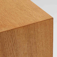 Poul Hundevadがデザインし、Hundevad & Co社から製造されたこちらのキャビネットは、上質なオーク材を用いた小ぶりな北欧ビンテージ品で、すっきりとした面構えと繊細な脚部が印象的な一台です。鍵付きの開き戸を備え、内部には棚板が設けられており、収納家具としての実用性に加え、空間にナチュラルで落ち着いた佇まいをもたらします。なお、脚部は後年に交換されている可能性がありますが、全体の雰囲気を損なわない自然な仕上がりです。