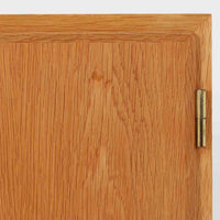 Poul Hundevadがデザインし、Hundevad & Co社から製造されたこちらのキャビネットは、上質なオーク材を用いた小ぶりな北欧ビンテージ品で、すっきりとした面構えと繊細な脚部が印象的な一台です。鍵付きの開き戸を備え、内部には棚板が設けられており、収納家具としての実用性に加え、空間にナチュラルで落ち着いた佇まいをもたらします。なお、脚部は後年に交換されている可能性がありますが、全体の雰囲気を損なわない自然な仕上がりです。