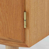 Poul Hundevadがデザインし、Hundevad & Co社から製造されたこちらのキャビネットは、上質なオーク材を用いた小ぶりな北欧ビンテージ品で、すっきりとした面構えと繊細な脚部が印象的な一台です。鍵付きの開き戸を備え、内部には棚板が設けられており、収納家具としての実用性に加え、空間にナチュラルで落ち着いた佇まいをもたらします。なお、脚部は後年に交換されている可能性がありますが、全体の雰囲気を損なわない自然な仕上がりです。