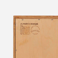 Poul Hundevadがデザインし、Hundevad & Co社から製造されたこちらのキャビネットは、上質なオーク材を用いた小ぶりな北欧ビンテージ品で、すっきりとした面構えと繊細な脚部が印象的な一台です。鍵付きの開き戸を備え、内部には棚板が設けられており、収納家具としての実用性に加え、空間にナチュラルで落ち着いた佇まいをもたらします。なお、脚部は後年に交換されている可能性がありますが、全体の雰囲気を損なわない自然な仕上がりです。