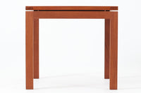 デンマークの老舗家具メーカー、munch mobler社製、Henning Jensen & Torben Valeurによるデザインの北欧ビンテージテーブルです。上質なマホガニー材を使用し、滑らかな木肌と深みのある赤褐色の色合いが上品な佇まいを演出します。天板と脚部には美しい留め加工が施されており、シンプルな構造の中に職人技が光るディテールが際立ちます。幅60cm×奥行60cmのサイズ感は、ソファサイドに置くサイドテーブルとしても、リビング中央でのセンターテーブルとしても使い勝手が良く、さまざまなシーンにフィットします。ミニマルでありながらも個性を感じさせる一台をお探しの方におすすめです。