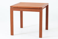 デンマークの老舗家具メーカー、munch mobler社製、Henning Jensen & Torben Valeurによるデザインの北欧ビンテージテーブルです。上質なマホガニー材を使用し、滑らかな木肌と深みのある赤褐色の色合いが上品な佇まいを演出します。天板と脚部には美しい留め加工が施されており、シンプルな構造の中に職人技が光るディテールが際立ちます。幅60cm×奥行60cmのサイズ感は、ソファサイドに置くサイドテーブルとしても、リビング中央でのセンターテーブルとしても使い勝手が良く、さまざまなシーンにフィットします。ミニマルでありながらも個性を感じさせる一台をお探しの方におすすめです。