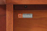 デンマークの老舗家具メーカー、munch mobler社製、Henning Jensen & Torben Valeurによるデザインの北欧ビンテージテーブルです。上質なマホガニー材を使用し、滑らかな木肌と深みのある赤褐色の色合いが上品な佇まいを演出します。天板と脚部には美しい留め加工が施されており、シンプルな構造の中に職人技が光るディテールが際立ちます。幅60cm×奥行60cmのサイズ感は、ソファサイドに置くサイドテーブルとしても、リビング中央でのセンターテーブルとしても使い勝手が良く、さまざまなシーンにフィットします。ミニマルでありながらも個性を感じさせる一台をお探しの方におすすめです。