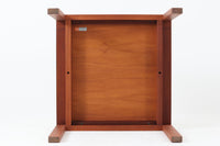 デンマークの老舗家具メーカー、munch mobler社製、Henning Jensen & Torben Valeurによるデザインの北欧ビンテージテーブルです。上質なマホガニー材を使用し、滑らかな木肌と深みのある赤褐色の色合いが上品な佇まいを演出します。天板と脚部には美しい留め加工が施されており、シンプルな構造の中に職人技が光るディテールが際立ちます。幅60cm×奥行60cmのサイズ感は、ソファサイドに置くサイドテーブルとしても、リビング中央でのセンターテーブルとしても使い勝手が良く、さまざまなシーンにフィットします。ミニマルでありながらも個性を感じさせる一台をお探しの方におすすめです。