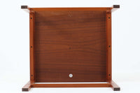 デンマークの名門家具メーカー France & Son(フランス&サン) 製、Ole Gjerlov-Knudsen(オーレ・ジェルロフ・クヌッドセン) & Torben Lind(トーベン・リン)によるデザインのサイドテーブルです。素材には高品質な チーク材 を使用し、美しい木目と温かみのある色合いが魅力。無駄のない直線的なフォルムに加え、天板のコーナーには フィンガージョイント が施され、職人技が光るディテールとなっています。堅牢な構造とシンプルなデザインが特徴で、ソファサイドやベッドサイド、ちょっとしたディスプレイ用テーブルとしても活躍。ミニマルでありながら、確かな存在感を放つ北欧ヴィンテージの逸品です。