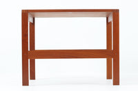 デンマークの名門家具メーカー France & Son(フランス&サン) 製、Ole Gjerlov-Knudsen(オーレ・ジェルロフ・クヌッドセン) & Torben Lind(トーベン・リン)によるデザインのサイドテーブルです。素材には高品質な チーク材 を使用し、美しい木目と温かみのある色合いが魅力。無駄のない直線的なフォルムに加え、天板のコーナーには フィンガージョイント が施され、職人技が光るディテールとなっています。堅牢な構造とシンプルなデザインが特徴で、ソファサイドやベッドサイド、ちょっとしたディスプレイ用テーブルとしても活躍。ミニマルでありながら、確かな存在感を放つ北欧ヴィンテージの逸品です。