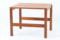 デンマークの名門家具メーカー France & Son(フランス&サン) 製、Ole Gjerlov-Knudsen(オーレ・ジェルロフ・クヌッドセン) & Torben Lind(トーベン・リン)によるデザインのサイドテーブルです。素材には高品質な チーク材 を使用し、美しい木目と温かみのある色合いが魅力。無駄のない直線的なフォルムに加え、天板のコーナーには フィンガージョイント が施され、職人技が光るディテールとなっています。堅牢な構造とシンプルなデザインが特徴で、ソファサイドやベッドサイド、ちょっとしたディスプレイ用テーブルとしても活躍。ミニマルでありながら、確かな存在感を放つ北欧ヴィンテージの逸品です。