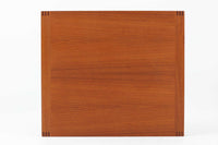 デンマークの名門家具メーカー France & Son(フランス&サン) 製、Ole Gjerlov-Knudsen(オーレ・ジェルロフ・クヌッドセン) & Torben Lind(トーベン・リン)によるデザインのサイドテーブルです。素材には高品質な チーク材 を使用し、美しい木目と温かみのある色合いが魅力。無駄のない直線的なフォルムに加え、天板のコーナーには フィンガージョイント が施され、職人技が光るディテールとなっています。堅牢な構造とシンプルなデザインが特徴で、ソファサイドやベッドサイド、ちょっとしたディスプレイ用テーブルとしても活躍。ミニマルでありながら、確かな存在感を放つ北欧ヴィンテージの逸品です。