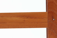 デンマークの名門家具メーカー France & Son(フランス&サン) 製、Ole Gjerlov-Knudsen(オーレ・ジェルロフ・クヌッドセン) & Torben Lind(トーベン・リン)によるデザインのサイドテーブルです。素材には高品質な チーク材 を使用し、美しい木目と温かみのある色合いが魅力。無駄のない直線的なフォルムに加え、天板のコーナーには フィンガージョイント が施され、職人技が光るディテールとなっています。堅牢な構造とシンプルなデザインが特徴で、ソファサイドやベッドサイド、ちょっとしたディスプレイ用テーブルとしても活躍。ミニマルでありながら、確かな存在感を放つ北欧ヴィンテージの逸品です。