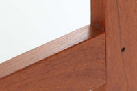 デンマークの名門家具メーカー France & Son(フランス&サン) 製、Ole Gjerlov-Knudsen(オーレ・ジェルロフ・クヌッドセン) & Torben Lind(トーベン・リン)によるデザインのサイドテーブルです。素材には高品質な チーク材 を使用し、美しい木目と温かみのある色合いが魅力。無駄のない直線的なフォルムに加え、天板のコーナーには フィンガージョイント が施され、職人技が光るディテールとなっています。堅牢な構造とシンプルなデザインが特徴で、ソファサイドやベッドサイド、ちょっとしたディスプレイ用テーブルとしても活躍。ミニマルでありながら、確かな存在感を放つ北欧ヴィンテージの逸品です。