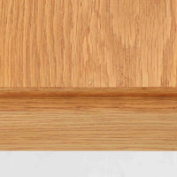 Illum Wikkelsoがデザインし、C.F.C. Silkeborgが製造したオーク材のサイドテーブルです。幅58cmのコンパクトなサイズに、厚みを抑えた天板と直線的な脚部を組み合わせた端正な構成で、ソファ脇やベッドサイドにも取り入れやすい佇まい。天板縁の緩やかな丸みや、脚部との納まりに丁寧な木工技術が感じられます。明るく穏やかな木目と経年による風合いが魅力で、飲み物や照明、小物を置く補助台として空間にさりげない存在感を添える一台です。