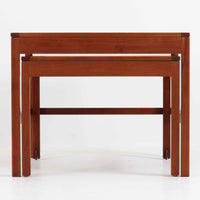 Borge Mogensenがデザインし、Fredericia社より製造されたネストテーブル「Model 5377」です。代表作であるソファ「2213」に合わせてデザインされたとも言われ、チーク材の美しい木目と堅牢な構造が魅力です。大小2台を重ねて収納できる機能的な設計で、小テーブルにはキャスターが備わり、日常使いに配慮したモーエンセンらしい実用性が感じられます。来客時には補助テーブルとして、普段はソファ横のサイドテーブルや飾り台としても活躍し、北欧ビンテージ家具ならではの温もりと存在感を空間に添えます。年月を重ねたチーク材の深みある色合いが、シンプルな直線的フォルムと相まって一層の魅力を放っています。