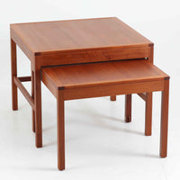 Borge Mogensenがデザインし、Fredericia社より製造されたネストテーブル「Model 5377」です。代表作であるソファ「2213」に合わせてデザインされたとも言われ、チーク材の美しい木目と堅牢な構造が魅力です。大小2台を重ねて収納できる機能的な設計で、小テーブルにはキャスターが備わり、日常使いに配慮したモーエンセンらしい実用性が感じられます。来客時には補助テーブルとして、普段はソファ横のサイドテーブルや飾り台としても活躍し、北欧ビンテージ家具ならではの温もりと存在感を空間に添えます。年月を重ねたチーク材の深みある色合いが、シンプルな直線的フォルムと相まって一層の魅力を放っています。