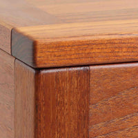 Borge Mogensenがデザインし、Fredericia社より製造されたネストテーブル「Model 5377」です。代表作であるソファ「2213」に合わせてデザインされたとも言われ、チーク材の美しい木目と堅牢な構造が魅力です。大小2台を重ねて収納できる機能的な設計で、小テーブルにはキャスターが備わり、日常使いに配慮したモーエンセンらしい実用性が感じられます。来客時には補助テーブルとして、普段はソファ横のサイドテーブルや飾り台としても活躍し、北欧ビンテージ家具ならではの温もりと存在感を空間に添えます。年月を重ねたチーク材の深みある色合いが、シンプルな直線的フォルムと相まって一層の魅力を放っています。