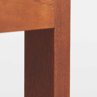 Borge Mogensenがデザインし、Fredericia社より製造されたネストテーブル「Model 5377」です。代表作であるソファ「2213」に合わせてデザインされたとも言われ、チーク材の美しい木目と堅牢な構造が魅力です。大小2台を重ねて収納できる機能的な設計で、小テーブルにはキャスターが備わり、日常使いに配慮したモーエンセンらしい実用性が感じられます。来客時には補助テーブルとして、普段はソファ横のサイドテーブルや飾り台としても活躍し、北欧ビンテージ家具ならではの温もりと存在感を空間に添えます。年月を重ねたチーク材の深みある色合いが、シンプルな直線的フォルムと相まって一層の魅力を放っています。